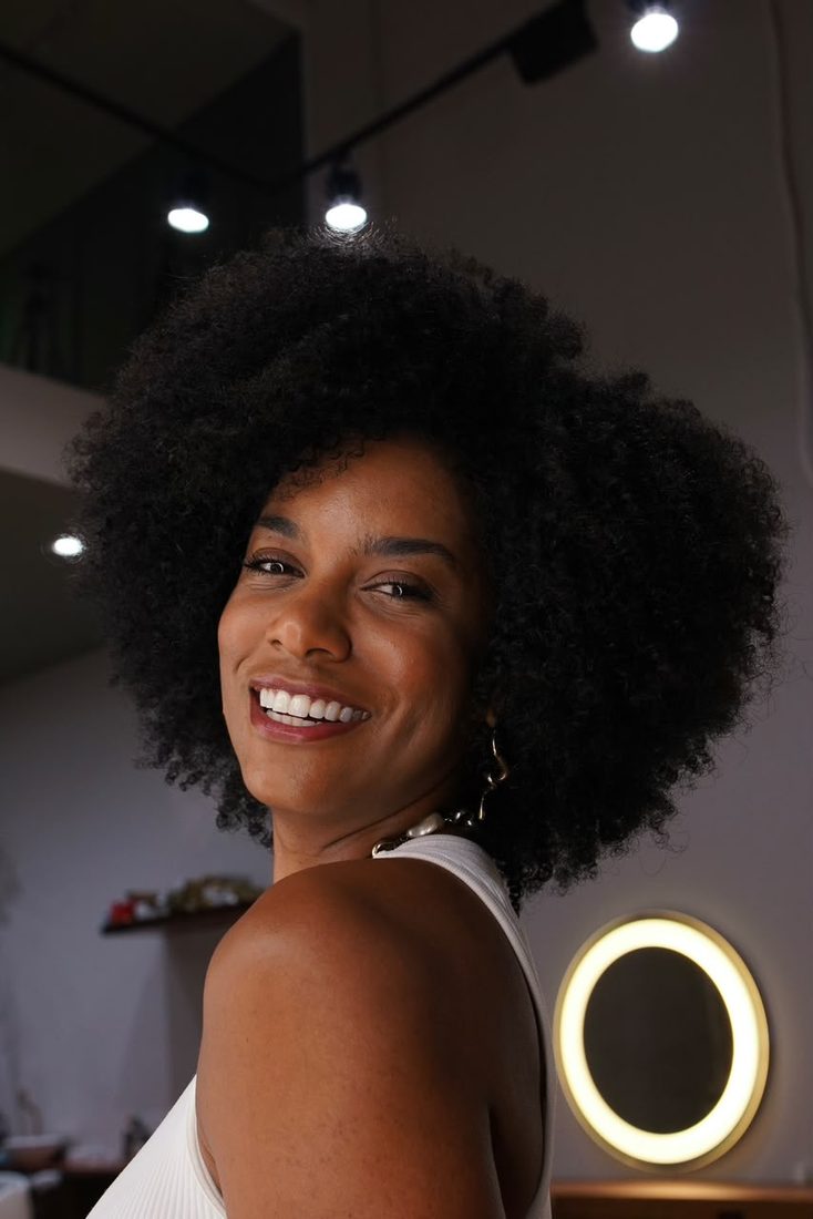 Cliente sorrindo com black power natural